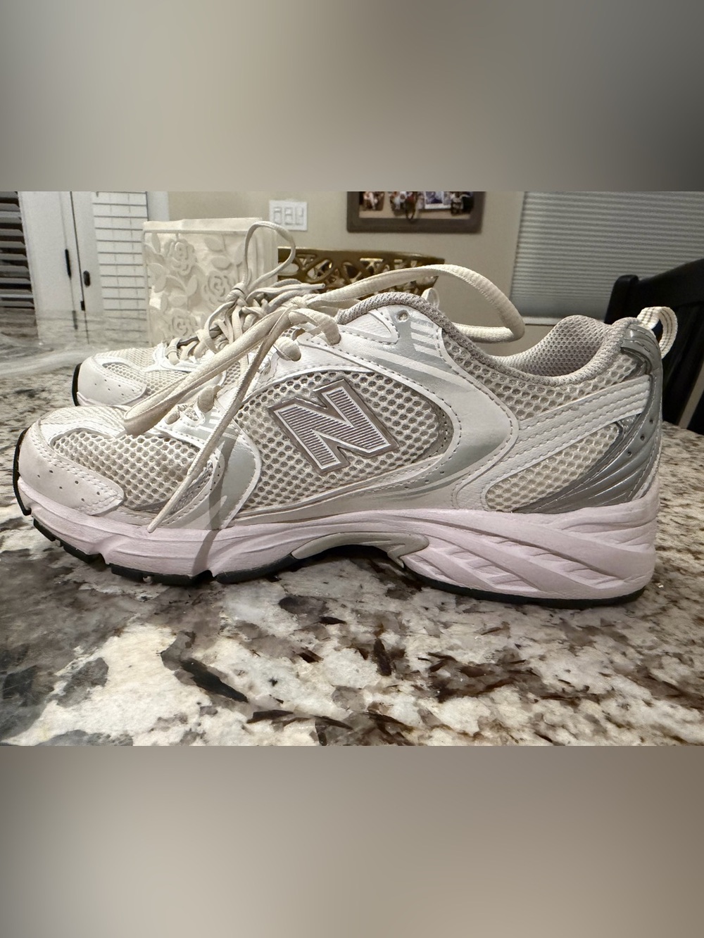 New Balance Women’s 530 Sneakers in White and Light Gray - Picture 2 of 9